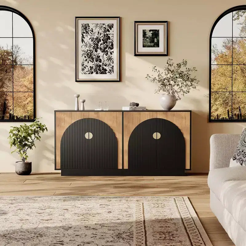 Credenza a buffet scanalata beige/nera con 4 ante e ripiani regolabili