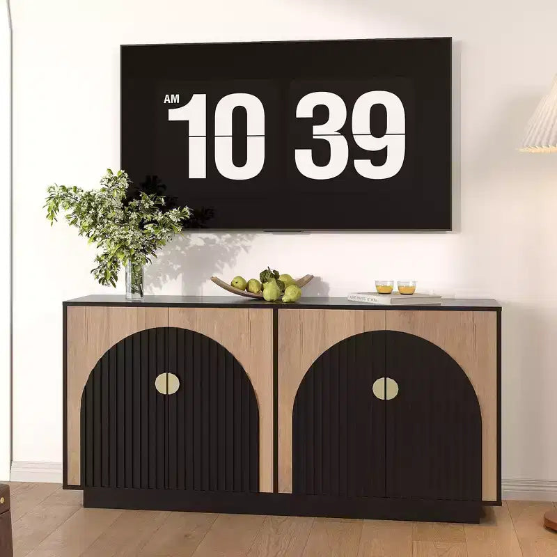Credenza a buffet scanalata beige/nera con 4 ante e ripiani regolabili