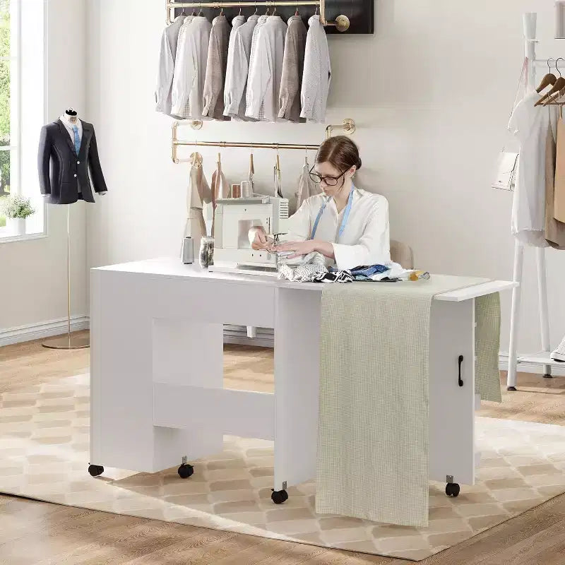 Tavolo da cucito pieghevole marrone/bianco, postazione artigianale monoposto con contenitore e ruote bloccabili