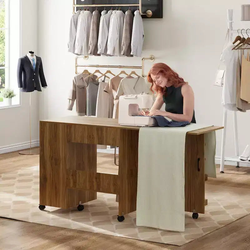 Tavolo da cucito pieghevole marrone/bianco, postazione artigianale monoposto con contenitore e ruote bloccabili