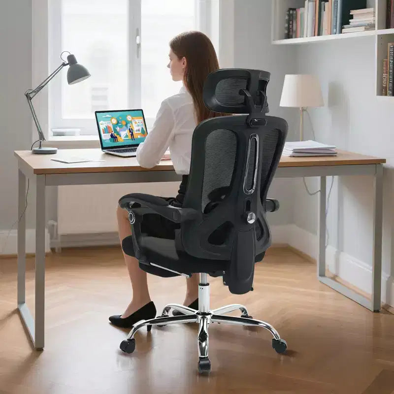 Sedia da ufficio con schienale alto in rete beige/nera con poggiapiedi retrattile, singola