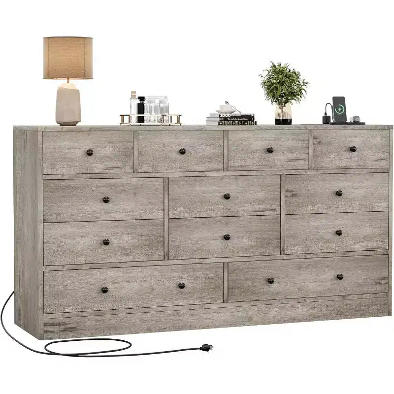 Comò a 12 cassetti largo con prese di corrente – Marrone scuro / Grigio chiaro / Bianco