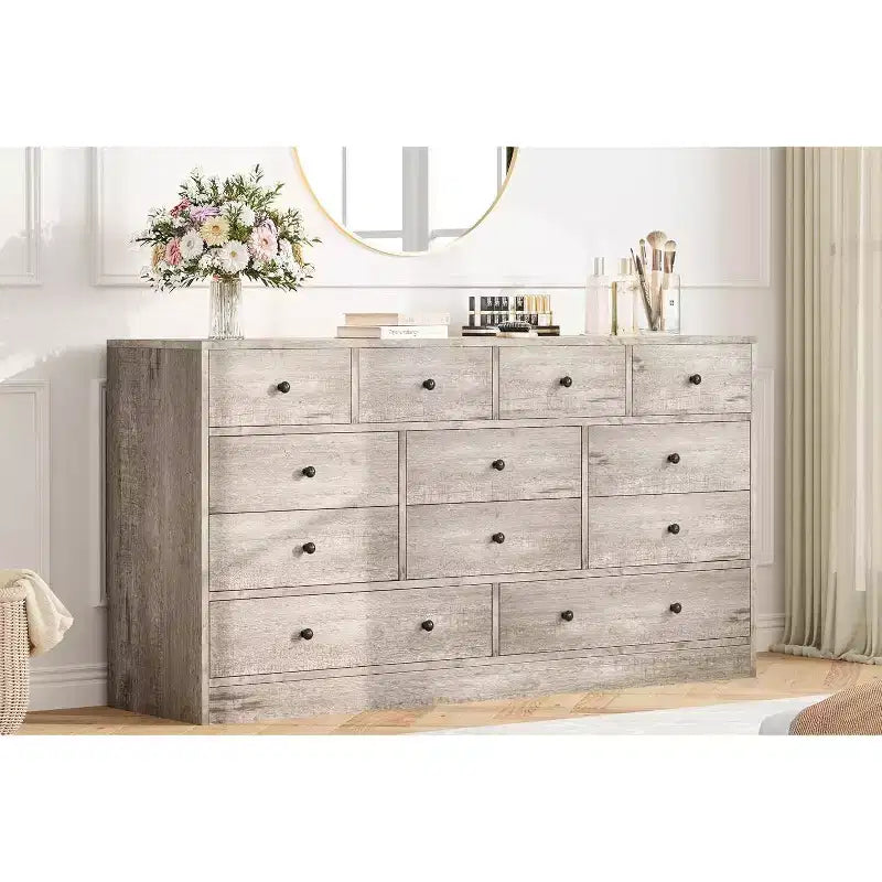Comò a 12 cassetti largo con prese di corrente – Marrone scuro / Grigio chiaro / Bianco