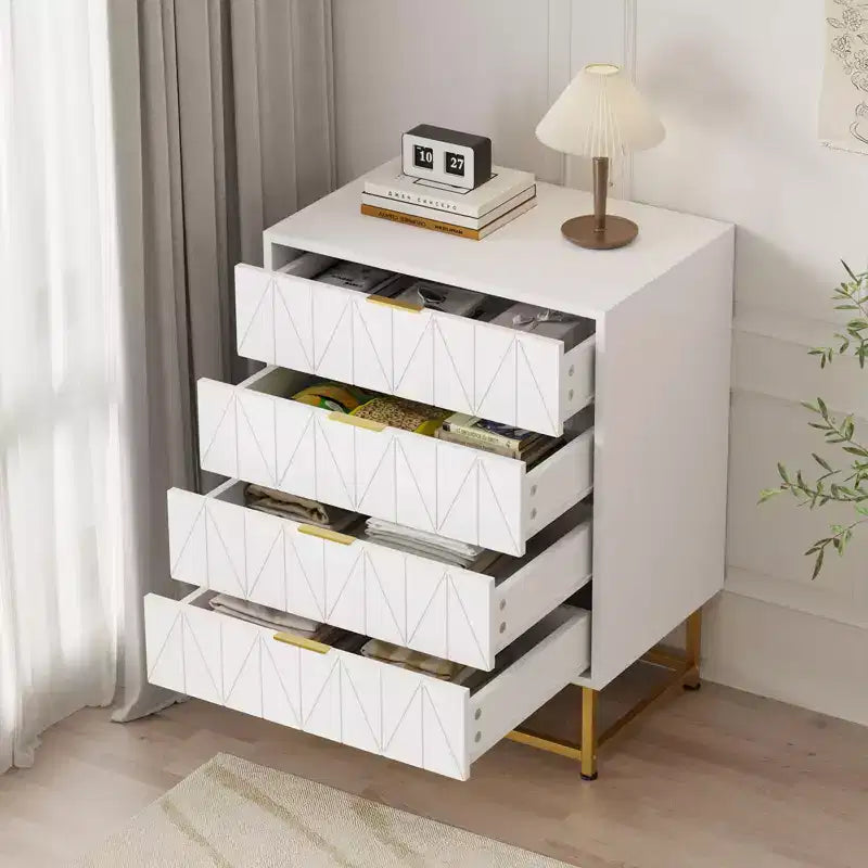Cassettiera in legno bianca e nera a 4 cassetti con gambe e maniglie in metallo dorato, montaggio a 1 persona