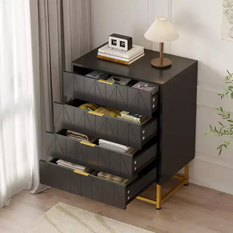 Cassettiera in legno bianca e nera a 4 cassetti con gambe e maniglie in metallo dorato, montaggio a 1 persona