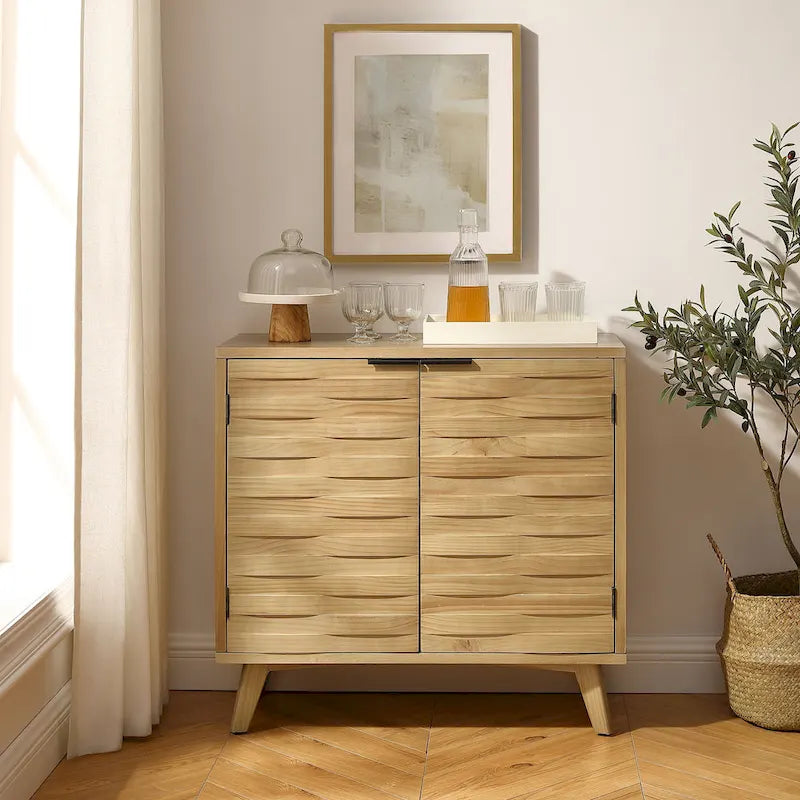 Credenza in legno lavorato con vano portaoggetti