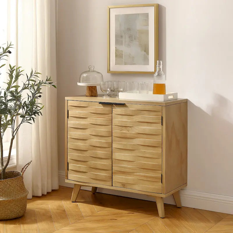 Credenza in legno lavorato con vano portaoggetti