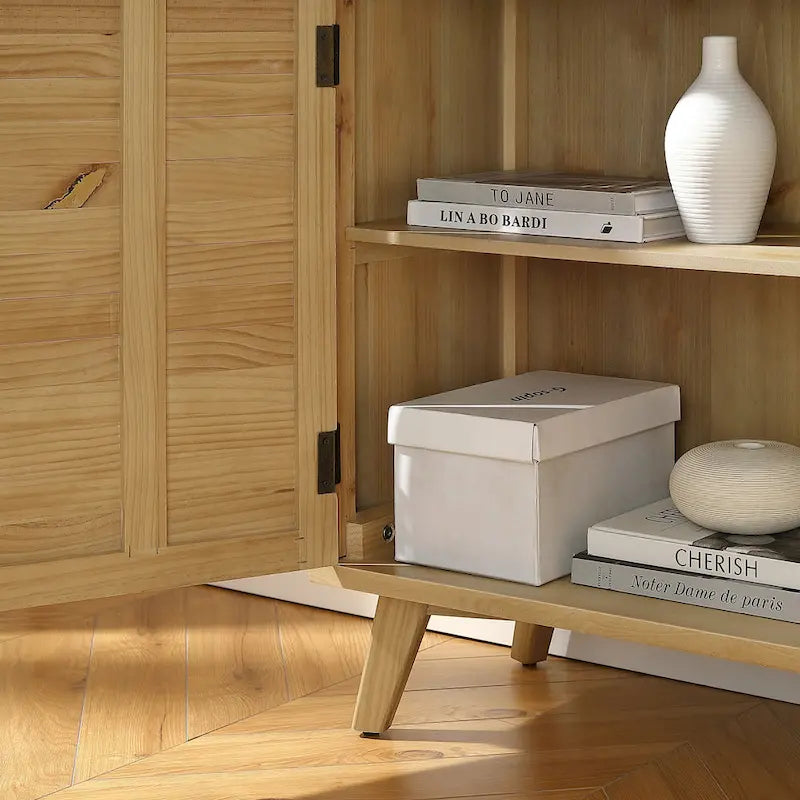 Credenza in legno lavorato con vano portaoggetti