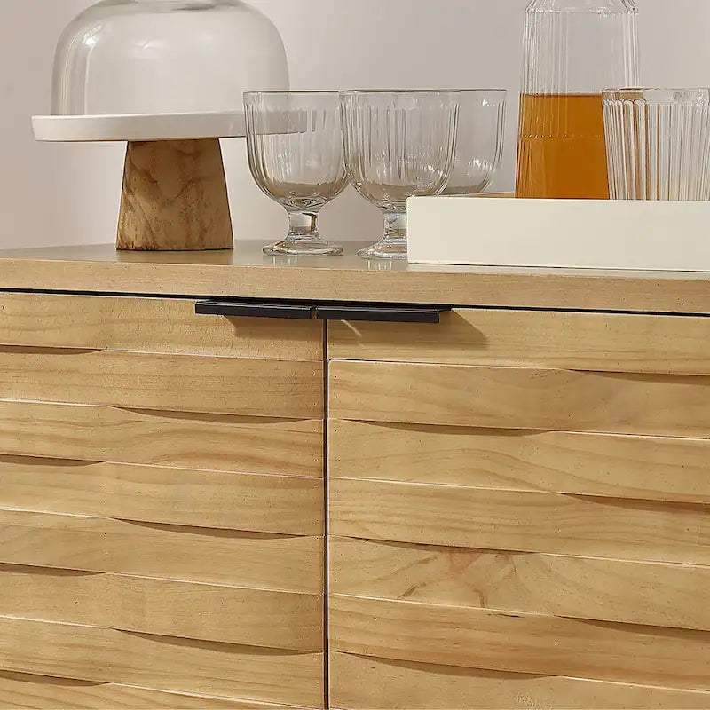 Credenza in legno lavorato con vano portaoggetti